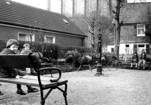 Historische Trinkwasser-Handpumpe aus dem 19. Jahrhundert